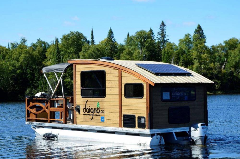 Floating Tiny Houseboats Allow You To Have A Vacation On The Water ...