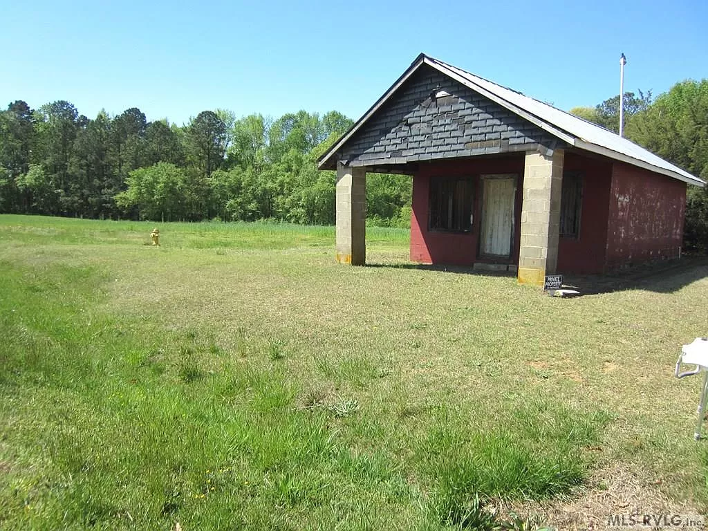 Country setting farmhouse, store & 30 acres. Septic & well. $140,000 ...